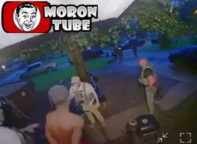 Video :A US Marshall was seen striking a handcuffed detainee with violence